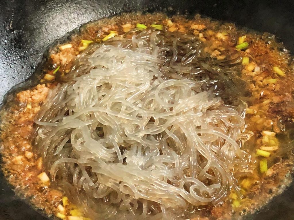 Once the liquid is boiling, add your drained vermicelli.