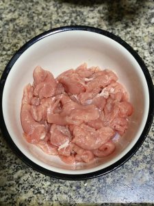 In a bowl, combine the pork, Shaoxing wine, and 1/2 tsp salt. Mix well and let it marinate for at least 15 minutes.