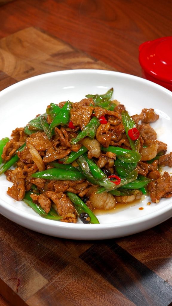Easy Stir-Fried Pork with Peppers (辣椒炒肉)