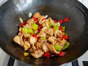 Add the cooked chicken and peppers back into the pan.