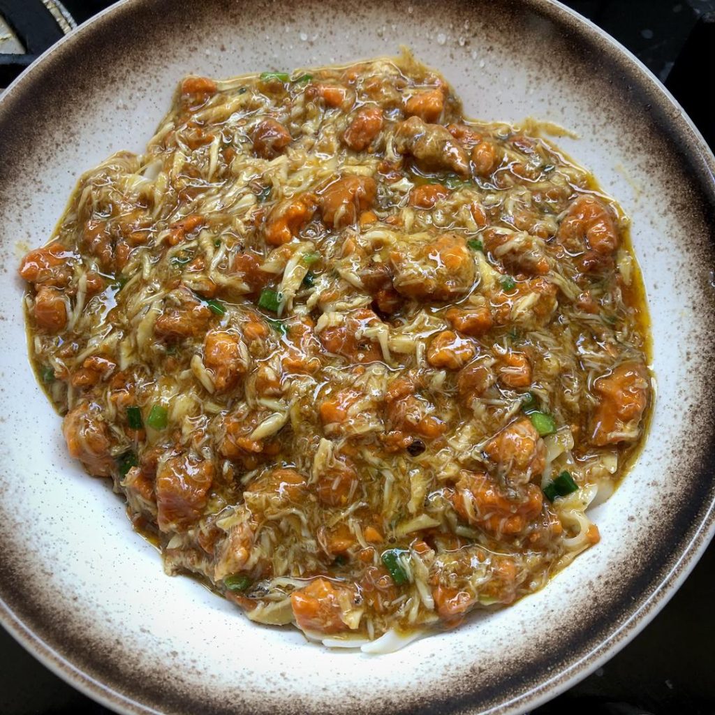 Ladle a generous amount of the hot crab roe sauce over the noodles