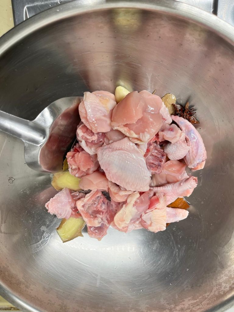 Add the dry chicken pieces to the pot. Stir-fry for 3-4 minutes