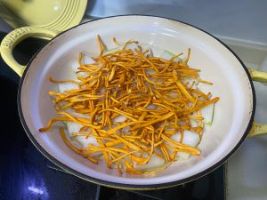 Spread the cordyceps flowers evenly over the winter melon.