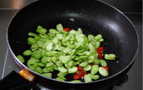 Stir-fry and Braise the Beans