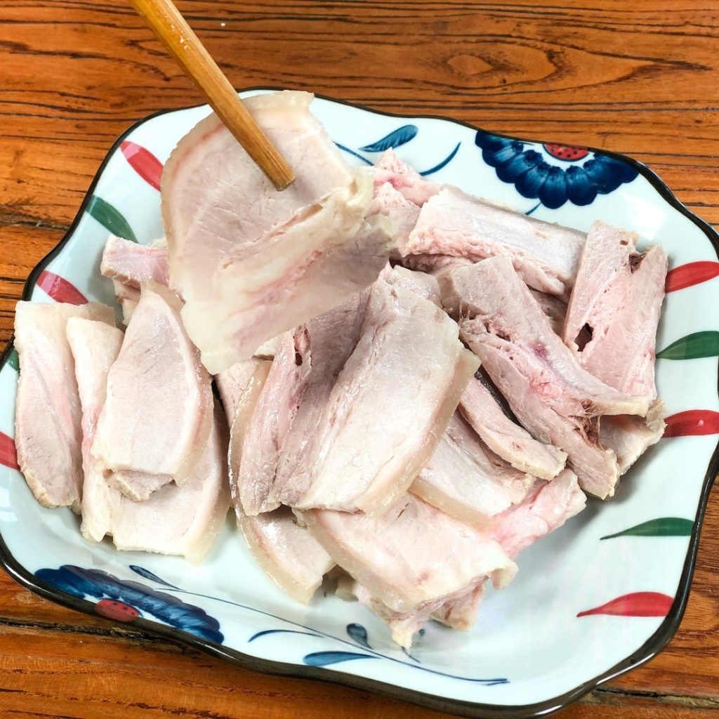 Let the boiled pork cool down completely (or stick it in the fridge for 20 minutes) before slicing.
