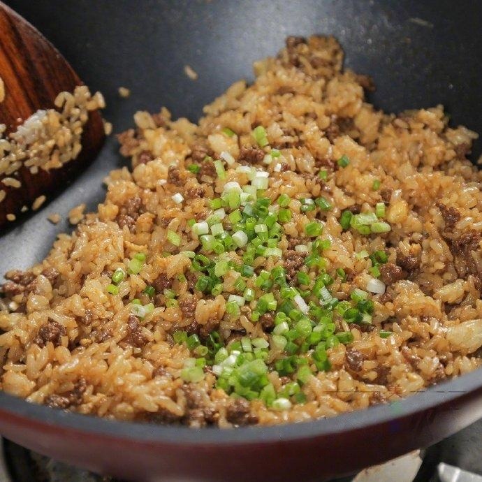 Finish: Throw in the scallion rounds. Give it a final toss to release the onion aroma and turn off the heat immediately. Serve hot!