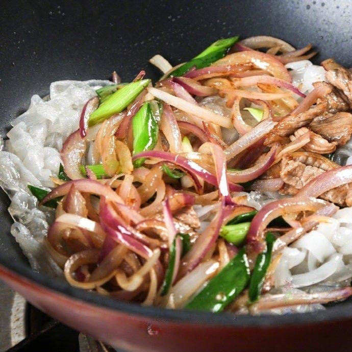 Combine Add 1 more tablespoon of oil to the noodles and toss.