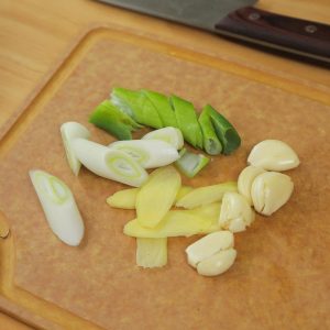 While the ribs blanch, smash the garlic cloves (no need to slice), slice the ginger, and cut the scallion into 2-inch segments.