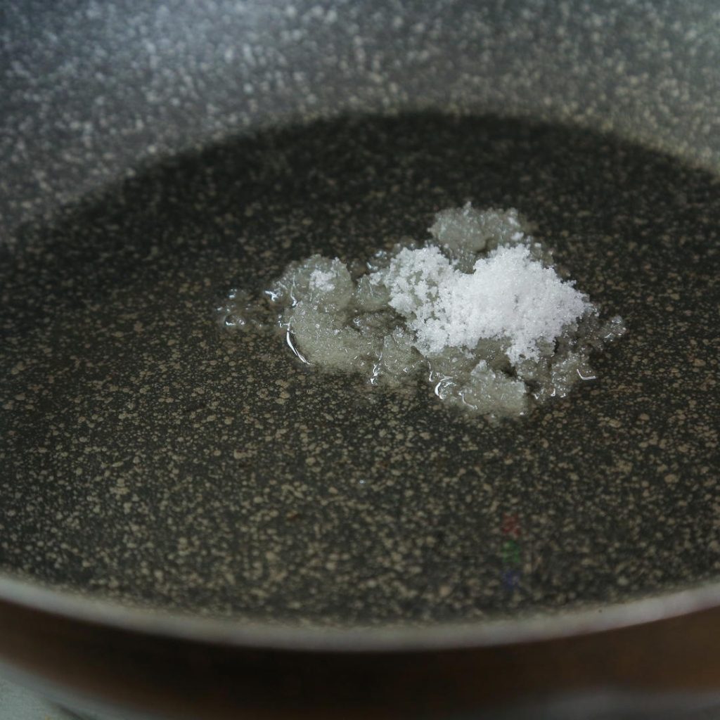 Caramelize the Sugar (Chao Tang Se)