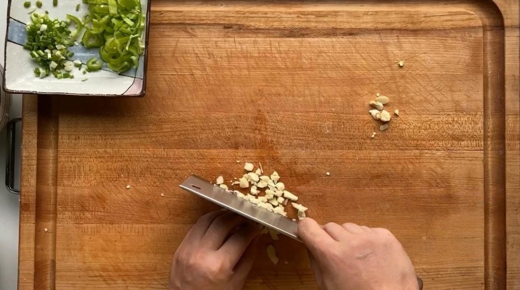 Finely chop the scallions and garlic
