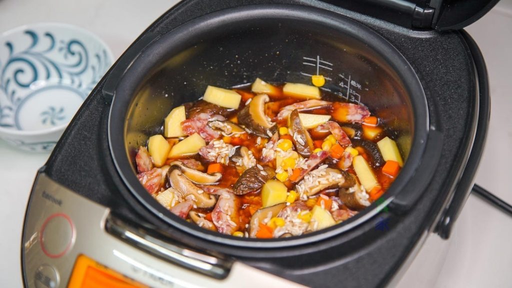 Close the lid and press the "Cook" button.