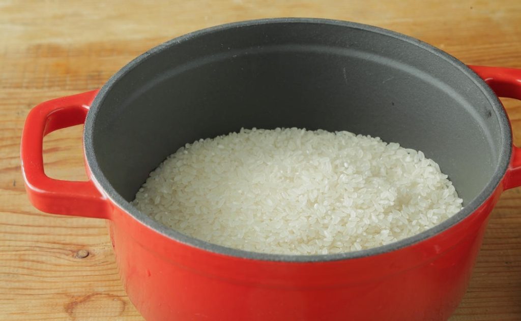 Place the 250g of rice into your cast iron pot.
