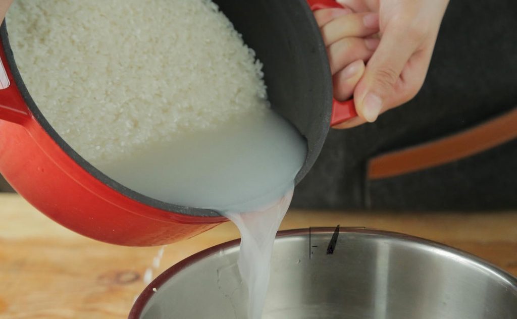 Place the 250g of rice into your cast iron pot.
