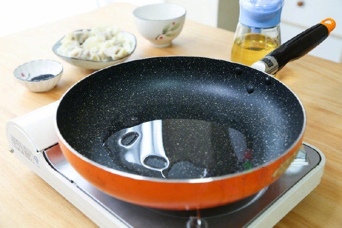 Prepare the Pan Place a non-stick skillet over the stove. Add about 2 tablespoons of cooking oil.
