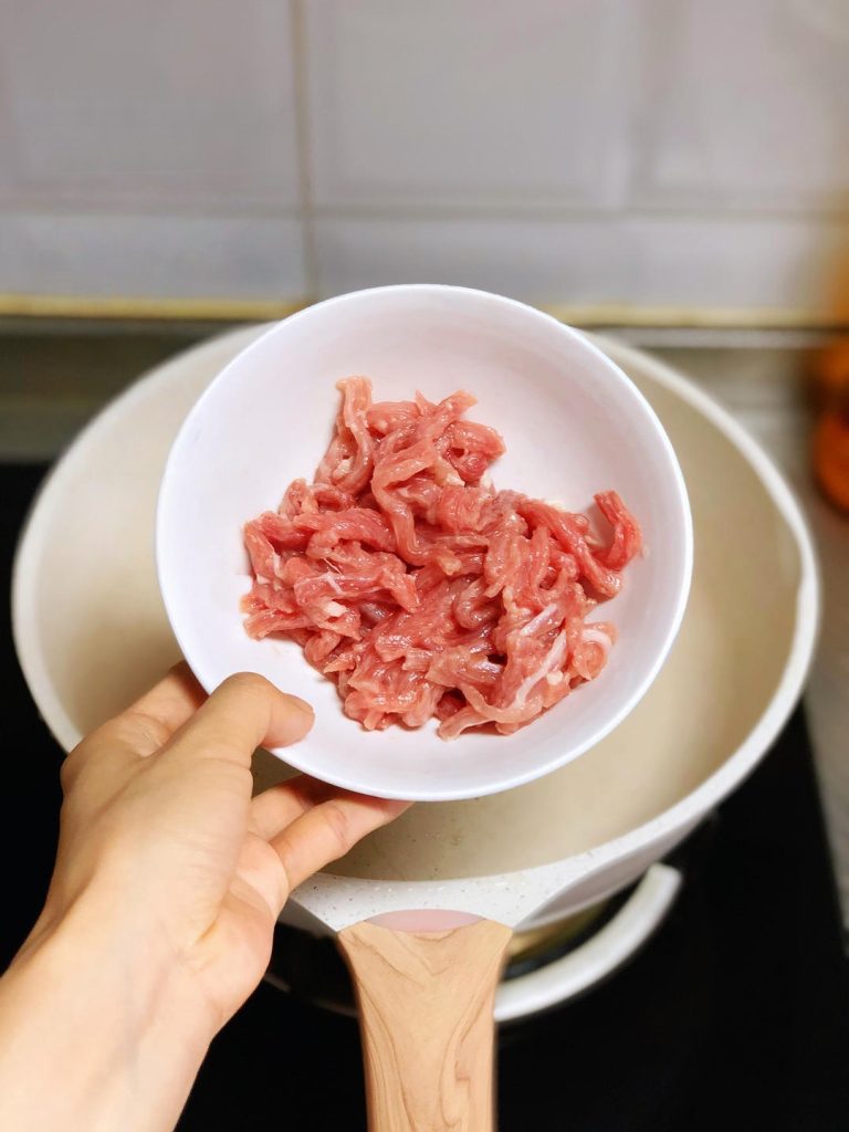 Marinate the Pork (Velveting)