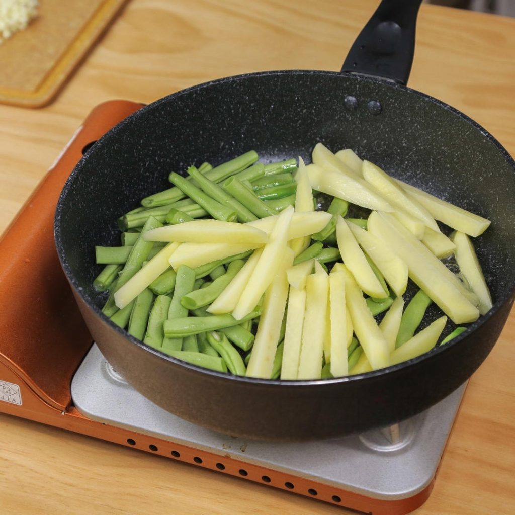 "Bian" (Shallow Fry) the Vegetables