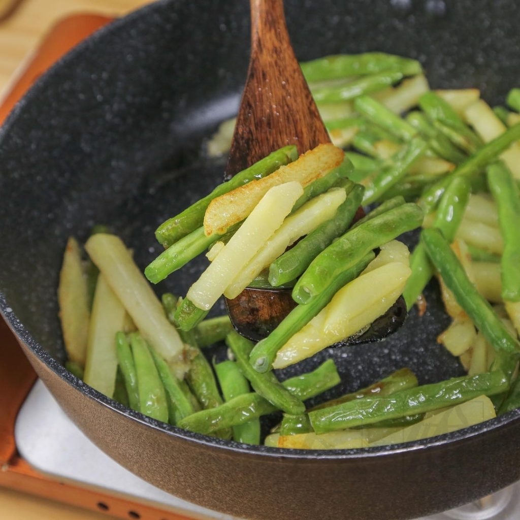 "Bian" (Shallow Fry) the Vegetables