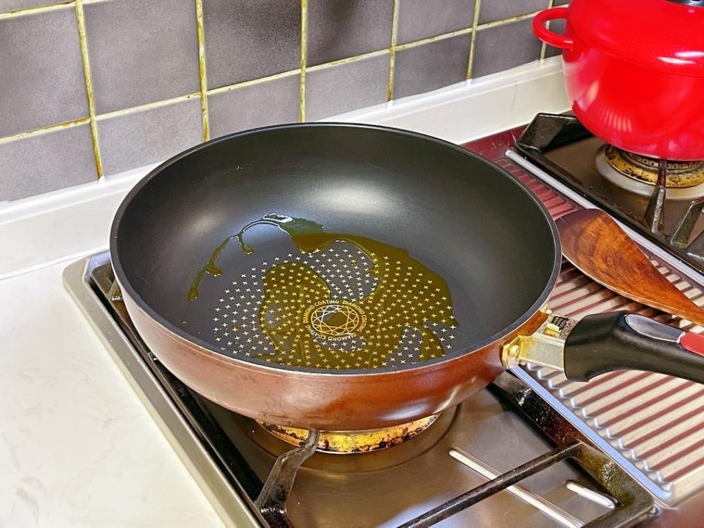 Heat your wok or skillet over medium heat and add 3 tablespoons of oil.