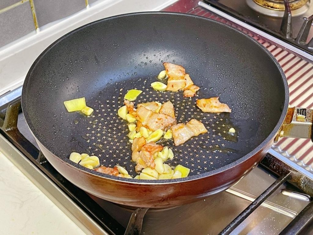 Add the ginger and garlic to the pork. Stir-fry briefly until fragrant.