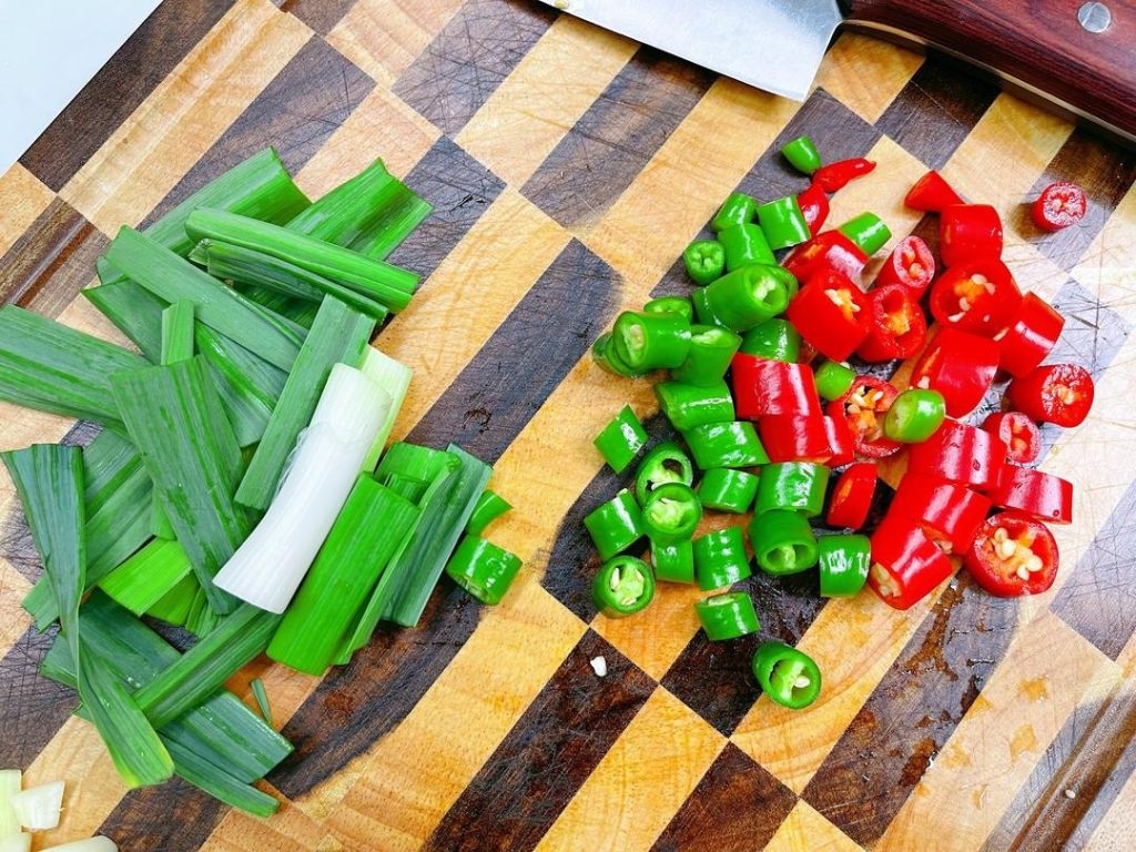 Slice the green and red peppers into rings.