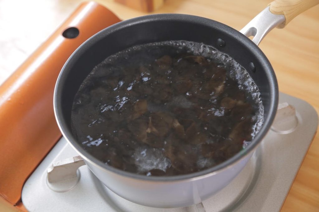 Bring a pot of water to a boil. Add the wood ear mushrooms and blanch for 2 minutes.
