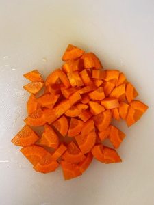 Peel the carrot and cut it into thin quarters or small mix-shaped pieces.