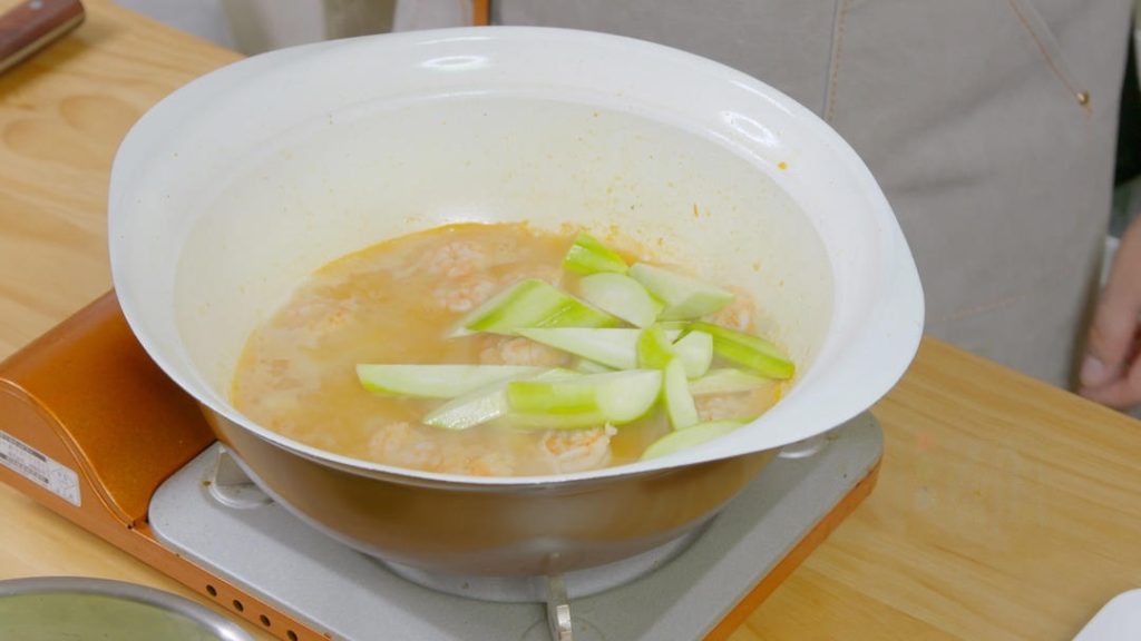 Drain the luffa slices and add them to the pot.