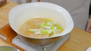 Drain the luffa slices and add them to the pot.