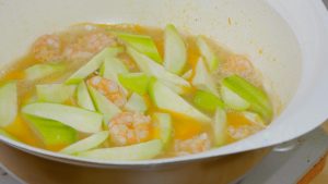 Drain the luffa slices and add them to the pot.