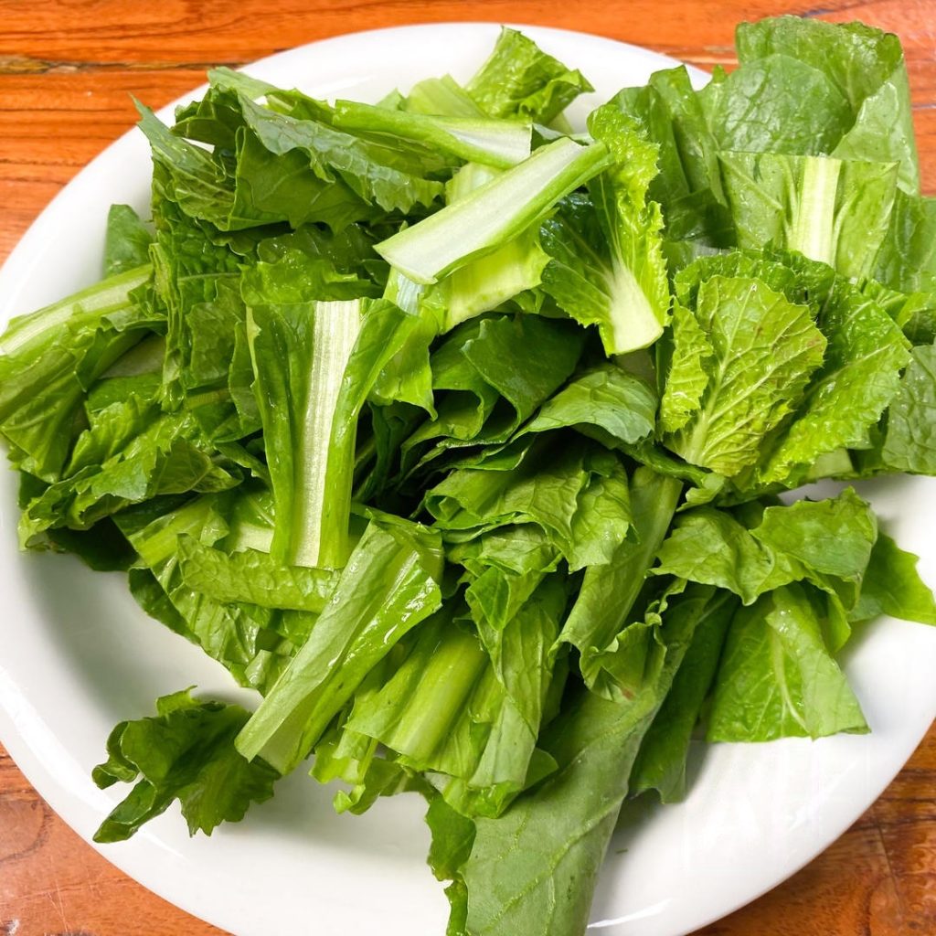 Wash the 8 oz (250g) of baby bok choy thoroughly