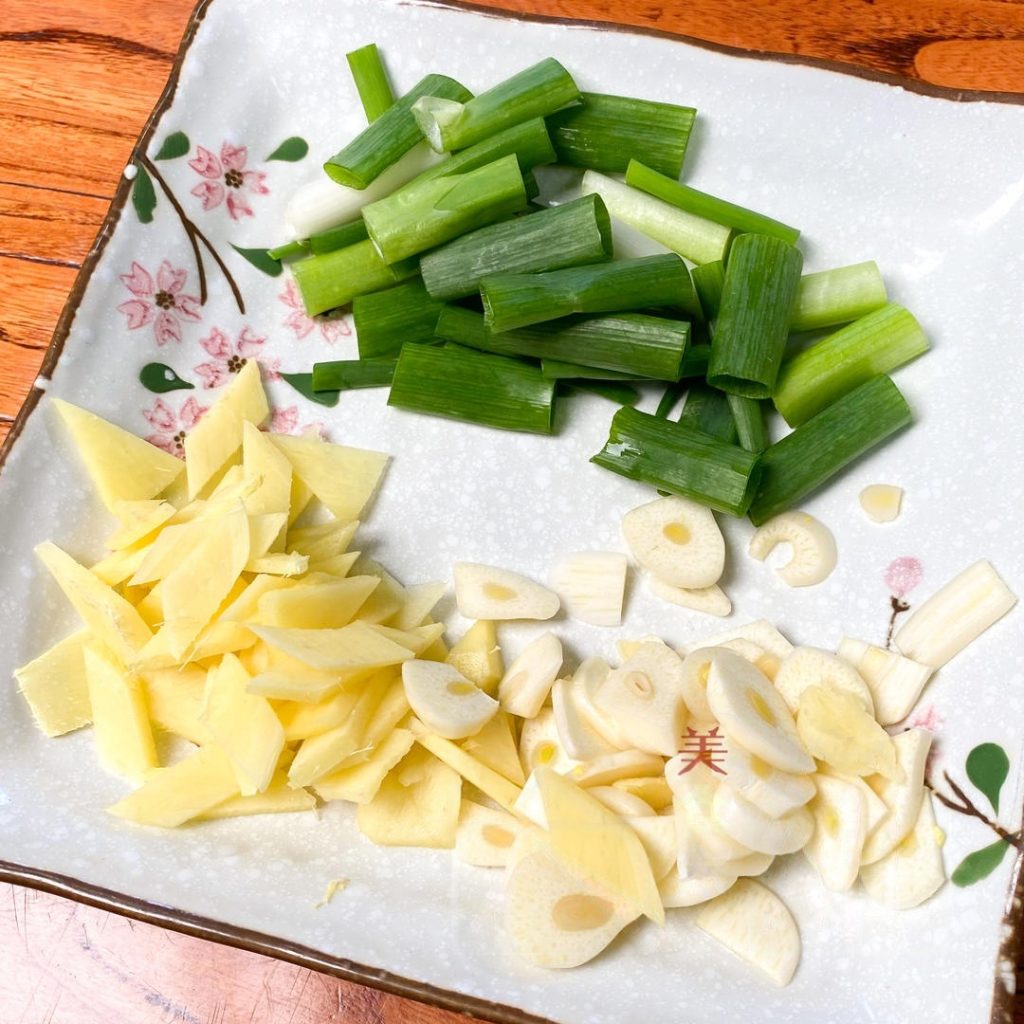Wash the 8 oz (250g) of baby bok choy thoroughly