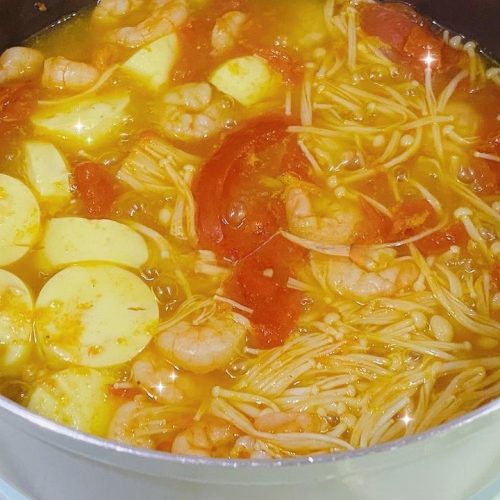 No-Water Tomato Stew with Shrimp and Egg Tofu