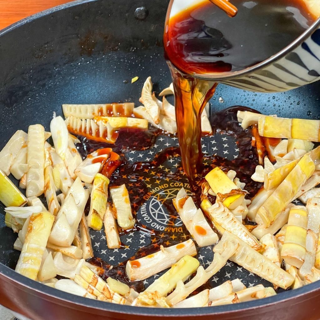 Braise Pour the pre-mixed sauce into the pan. Stir to coat everything.