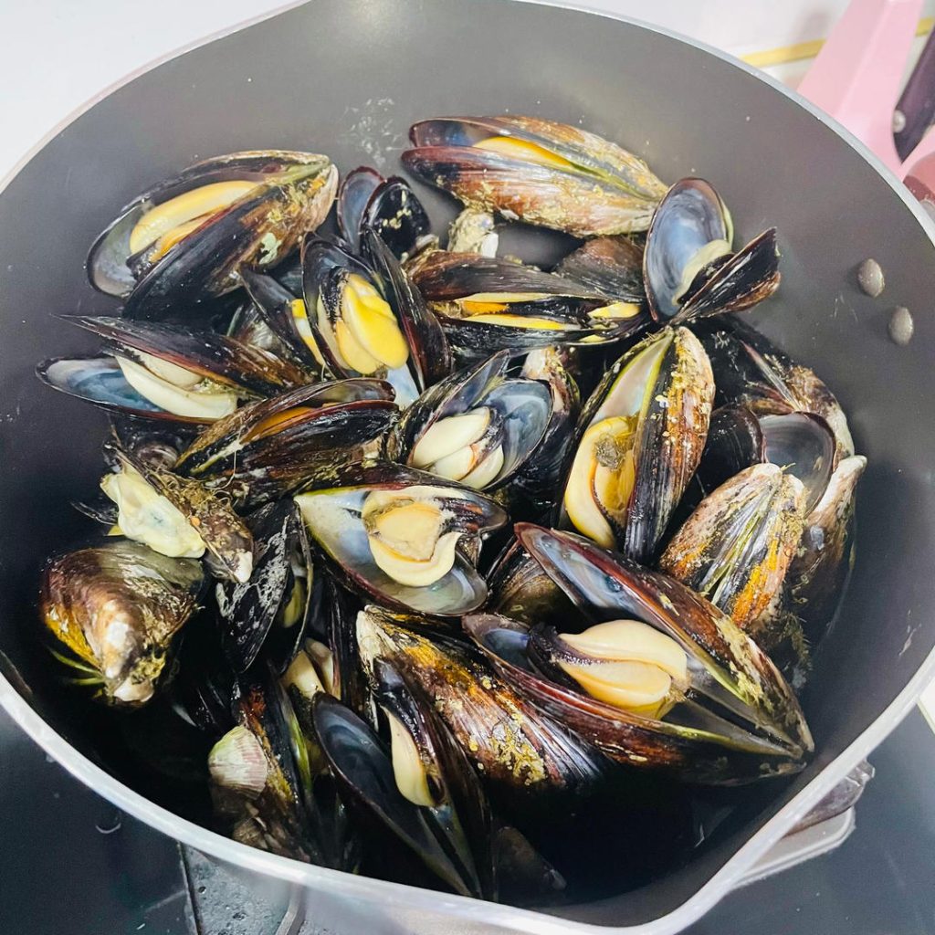 Prepare the Mussels