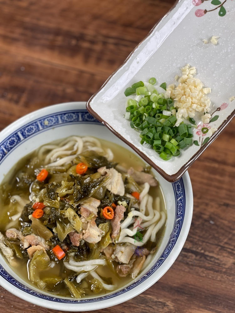 Top immediately with the chopped scallions and the raw minced garlic. Stir well and enjoy while piping hot!