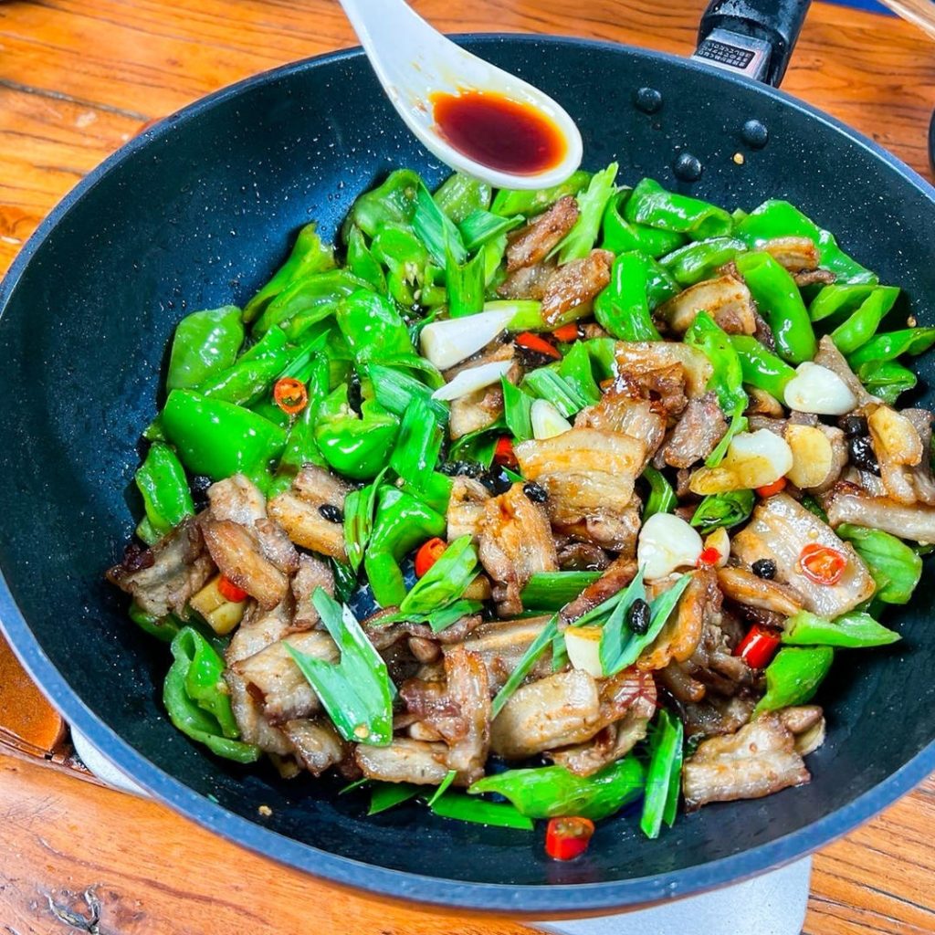 Combine and Finish Return the cooked pork and aromatics to the wok.