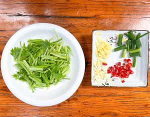 Cut celery into 1.5-inch sections.