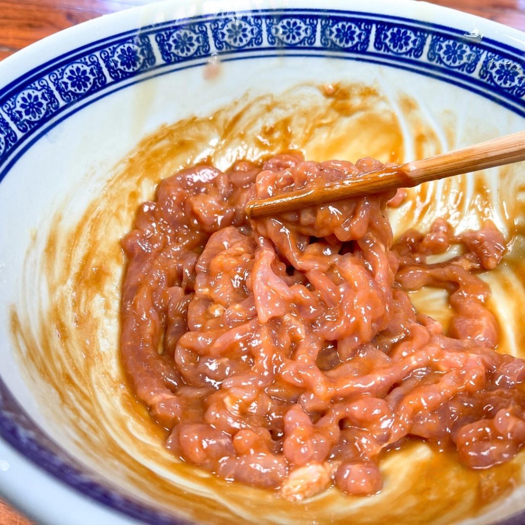 Marinate the Pork (Velveting)