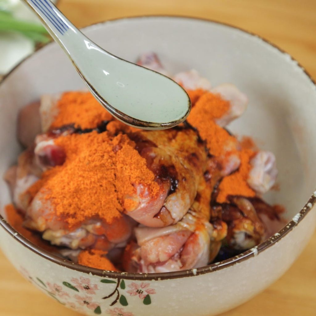 In a large bowl, combine the drumsticks with 2 porcelain spoons (approx 2 tbsp) of New Orleans marinade powder, 1/2 spoon of Dark Soy Sauce, and 5 spoons of water.