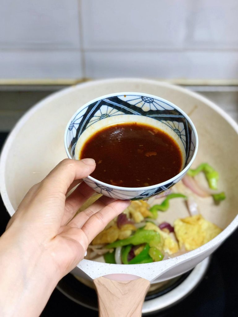 Make the "Bowl Sauce" (Wan Zhi)