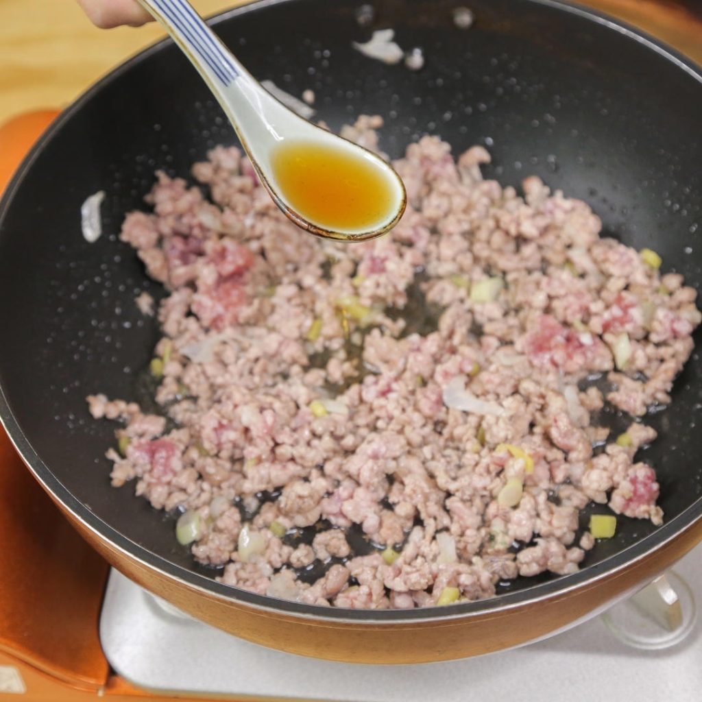 Pour in 1 tablespoon of Shaoxing Wine around the edges of the pan to deglaze and remove any gamey odor.