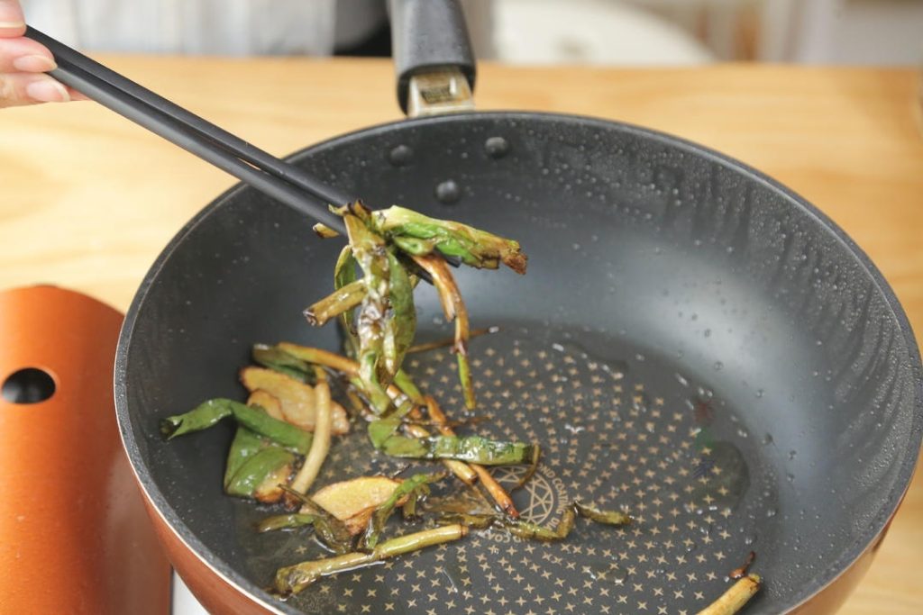 Once the scallions are golden (but not black!), remove them from the pan and set them aside. Leave the fragrant oil in the pan.