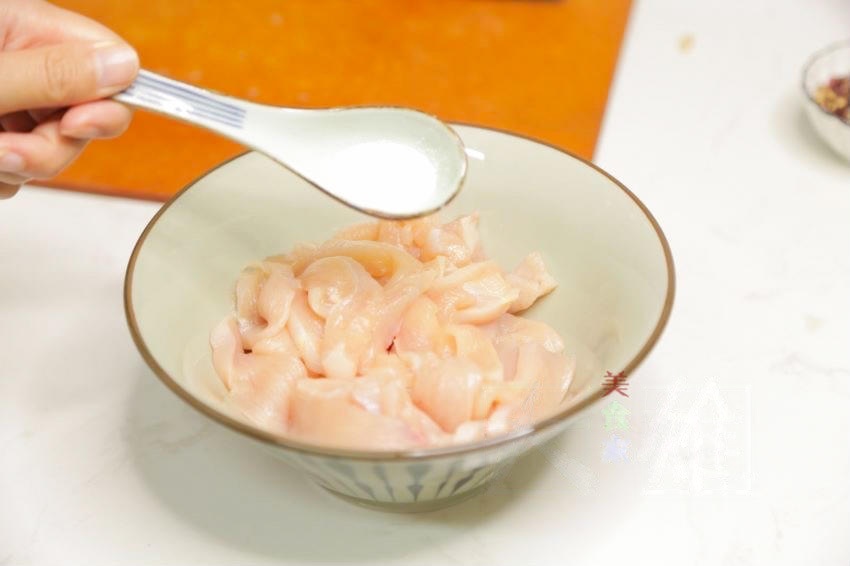 Initial Seasoning: In a bowl, mix the chicken strips with the salt. Massage the meat until it feels slightly sticky (this helps it absorb moisture). Set aside.