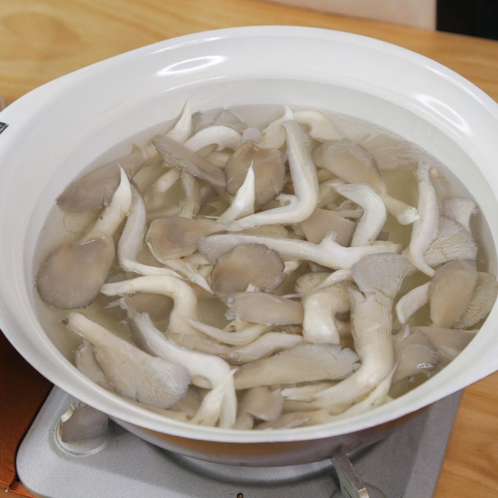 Mushrooms: Add the mushrooms. The water will stop boiling. Wait for it to boil again, then cook for 3 minutes. Remove and drain.