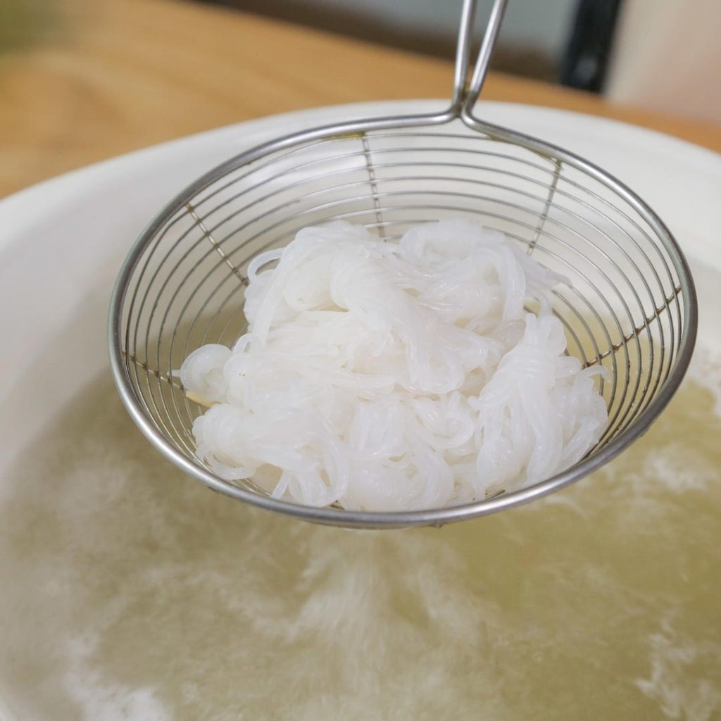 Konjac: Add the konjac knots to the boiling water.
