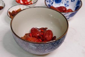 The Base Layer Prepare a heat-proof bowl (about 5-6 inches in diameter). Arrange the red dates, half the raisins, and half the goji berries at the bottom of the bowl.