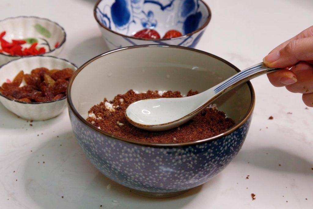 The Sugar Core Sprinkle a generous layer of red sugar (about half of your sugar) over the compacted rice.
