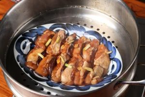 Steam Spread the marinated chicken and mushrooms in a single layer on a heat-proof deep plate.