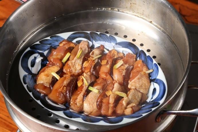 Steam Spread the marinated chicken and mushrooms in a single layer on a heat-proof deep plate.