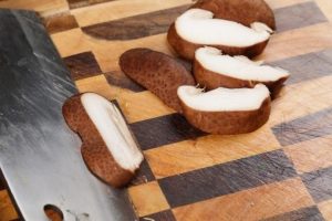 Prepare the Aromatics Wash the vegetables. Slice the ginger into small, thin slices. Cut the scallion into 1-inch segments. Slice the shiitake mushrooms into strips.